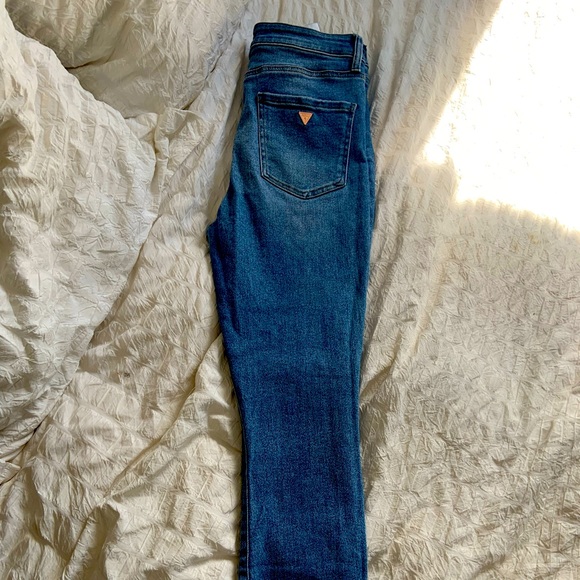 Size 29 Guess Jeans - Picture 1 of 3